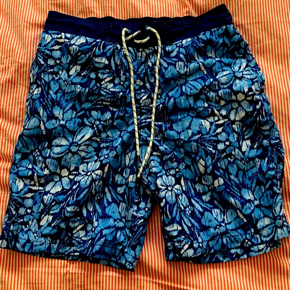 Swimming 🏊‍♀️ trunks. Blue for Men but can fit a Husky Boy